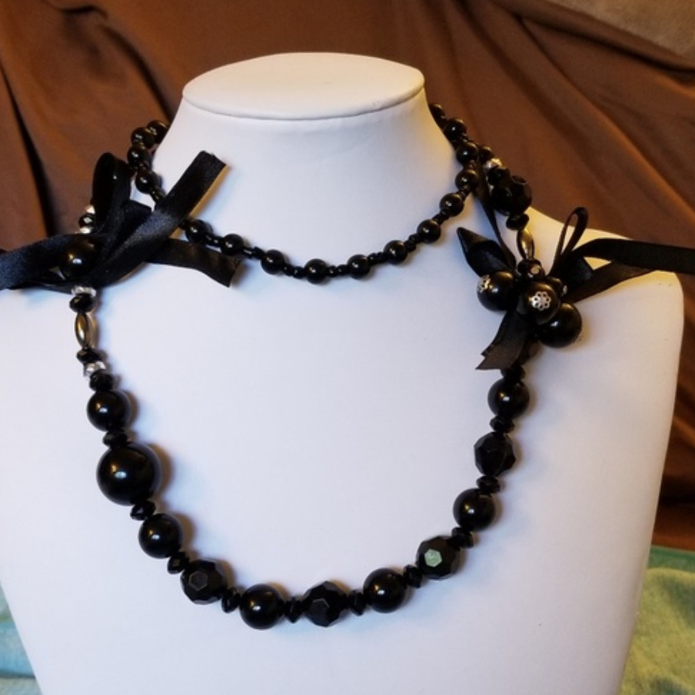 NWT Handmade Acrylic Black Necklace Bows 32"